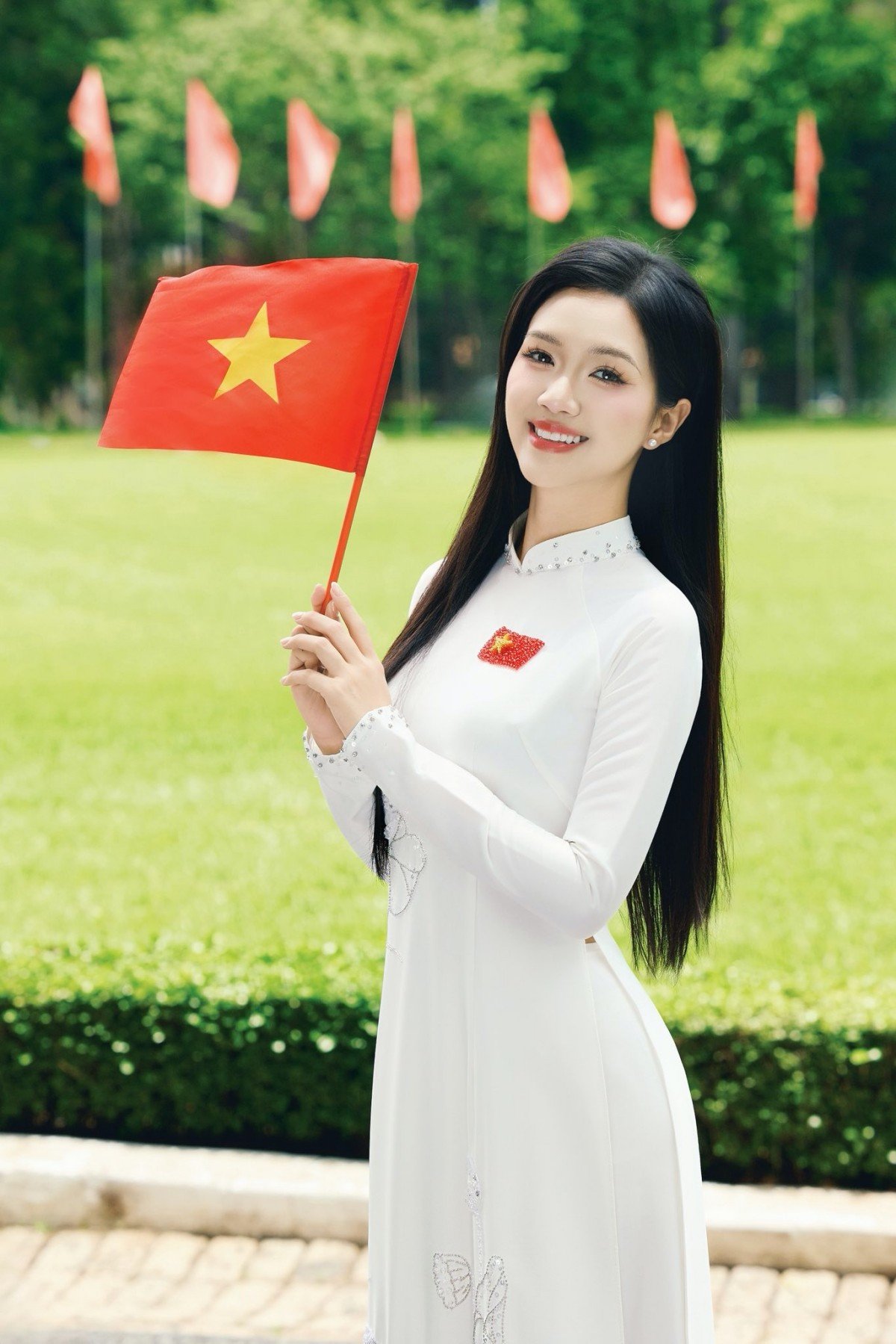 Tuy không được trực tiếp tham gia Đại lễ, Nguyễn Hoàng Mỹ Vân - Đại sứ Truyền thông và Nghệ thuật, Top 10 Hoa hậu Việt Nam 2024 vẫn có bộ ảnh đẹp rạng rỡ, hòa chung không khí hào hùng của đất nước trong những ngày này.