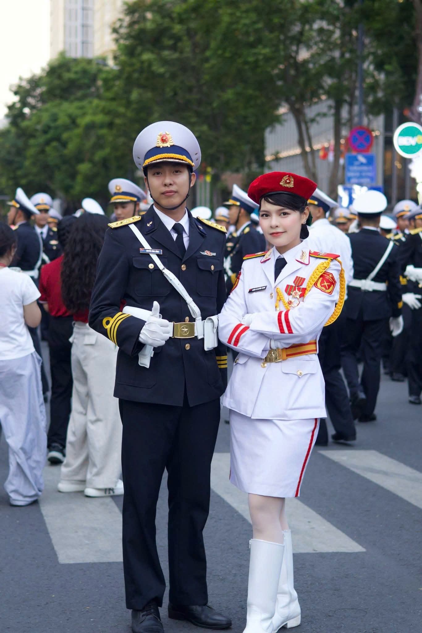 Nữ thượng úy khối Quân nhạc 