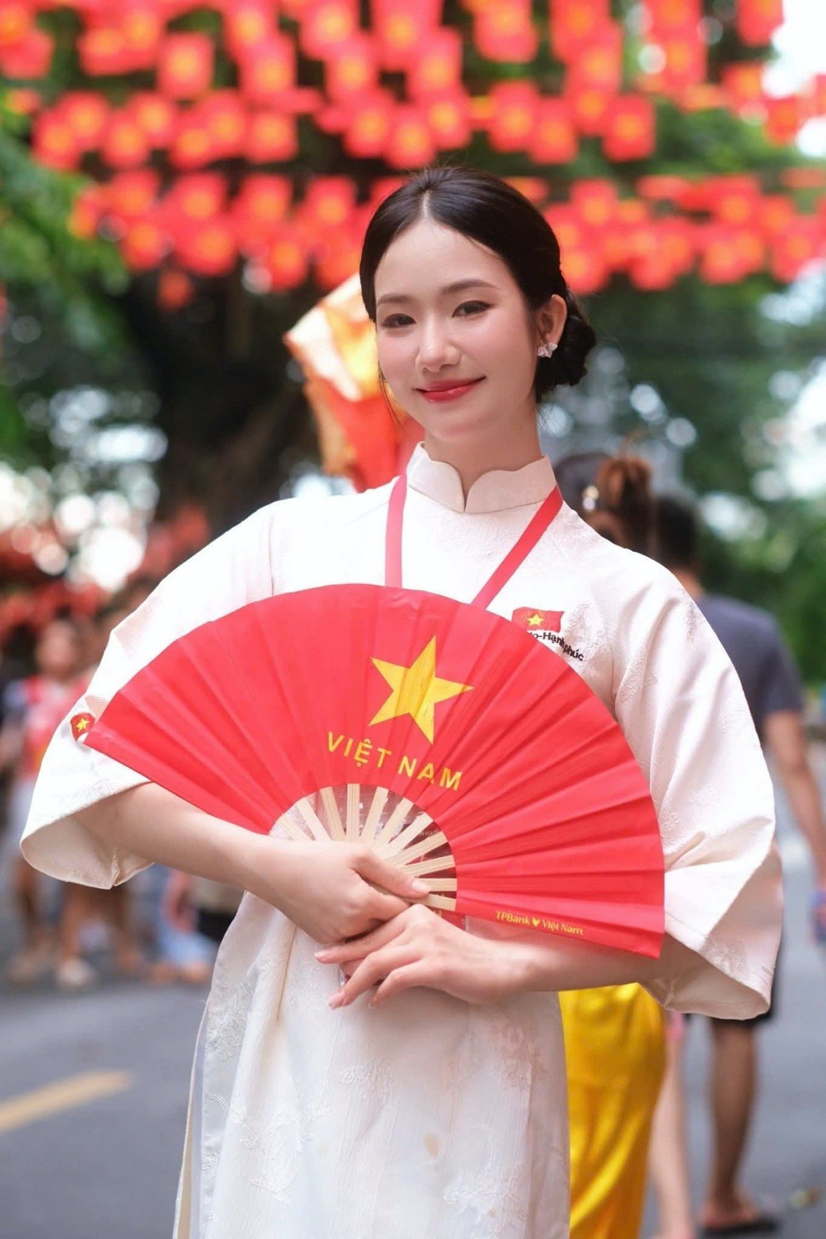 Đại sứ Nhân ái, Top 10 Hoa hậu Việt Nam 2024 Nguyễn Phương Nhi tự hào khi được lan toả tình yêu Tổ quốc trong từng bước đi tại Đại lễ diễu binh, diễu hành.