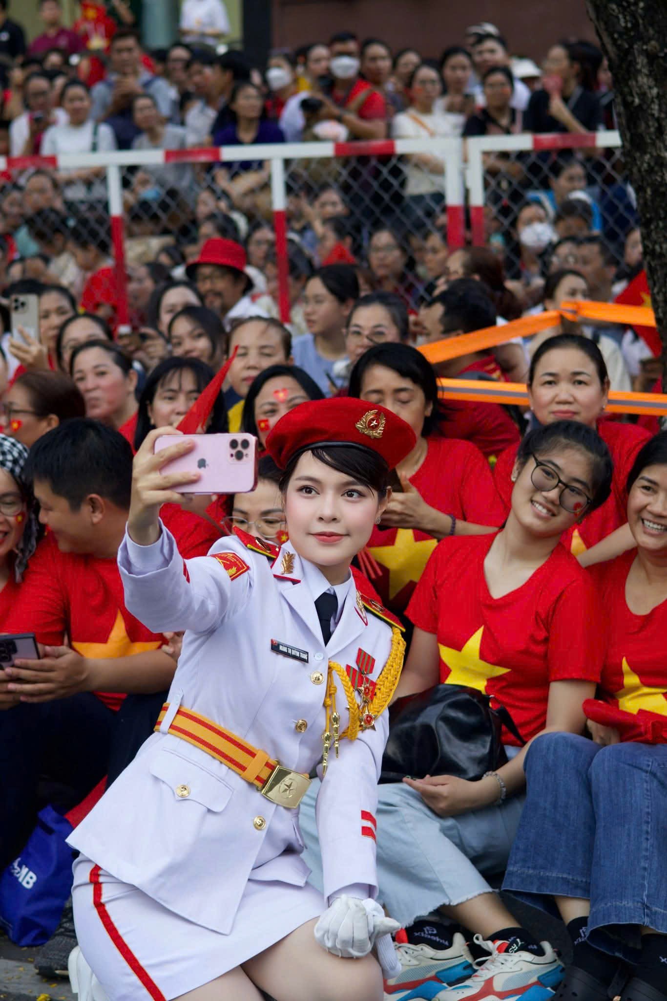 Nữ thượng úy khối Quân nhạc 