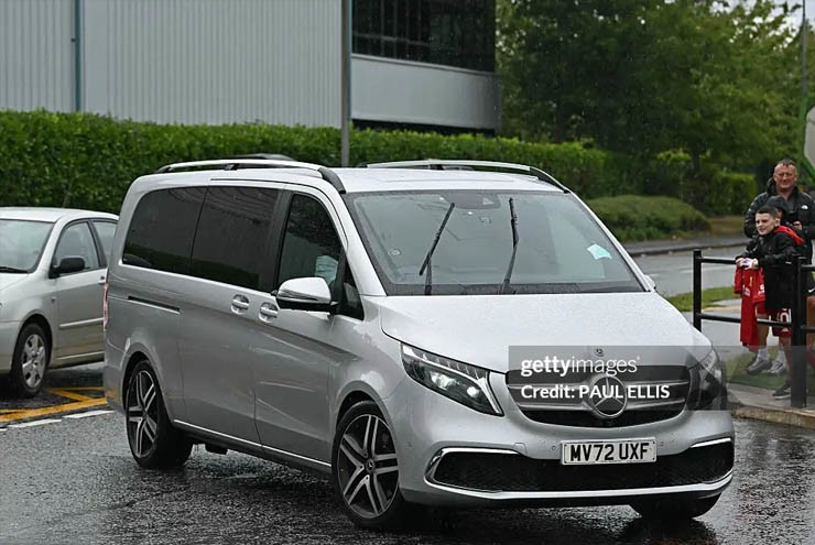 Xe chở Isak đến Liverpool