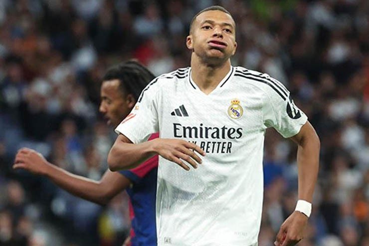 Bẫy việt vị của Barca là cơn ác mộng với Mbappe