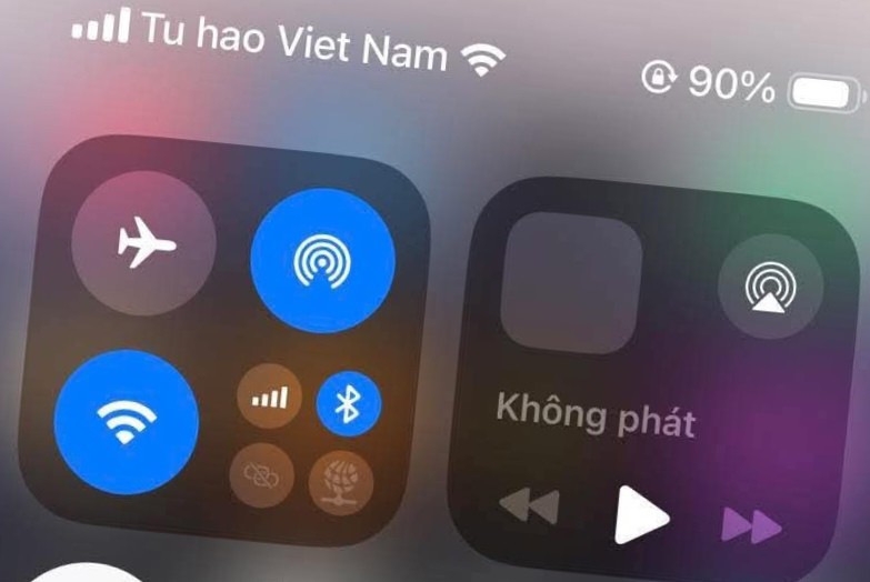Dòng chữ "Tu hao Viet Nam" (Tự hào Việt Nam) thay tên nhà mạng