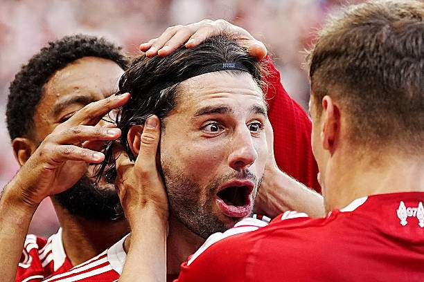 Szobozslai mở khóa trận đấu với cú đá phạt thần sầu đánh bại Raya