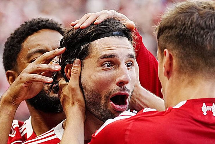 Szoboszlai ăn mừng sau cú sút phạt đánh bại Arsenal