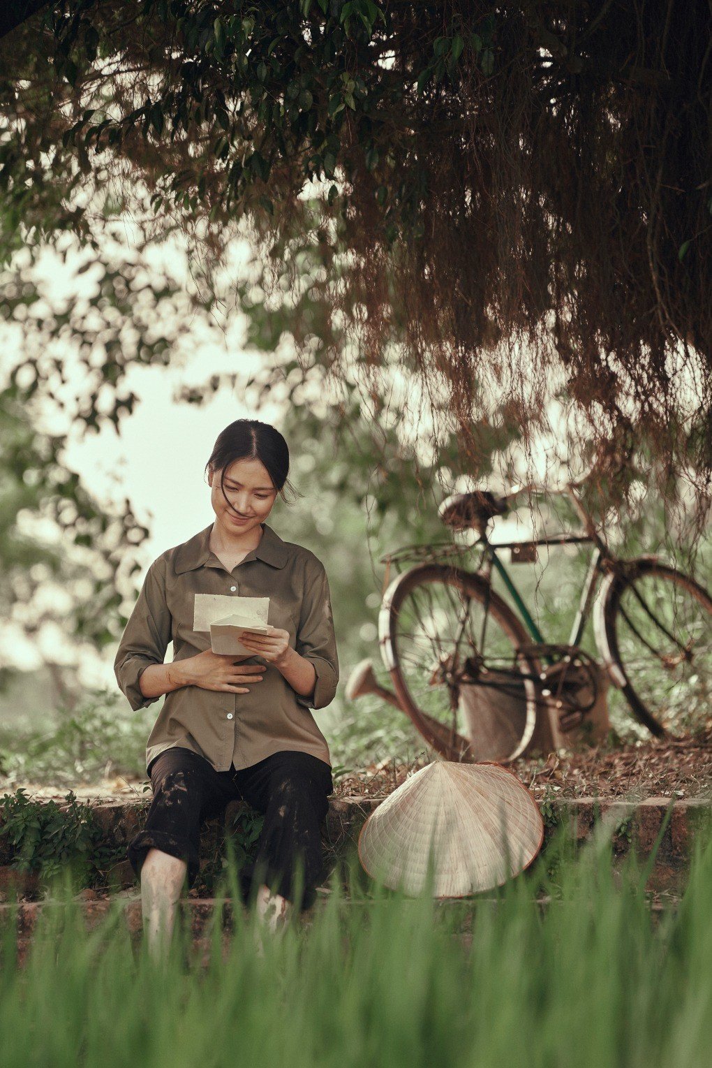 Trang phục của Hòa Minzy trong MV Nỗi Đau Giữa Hòa Bình: Nhìn đơn giản, làm cầu kỳ - 7