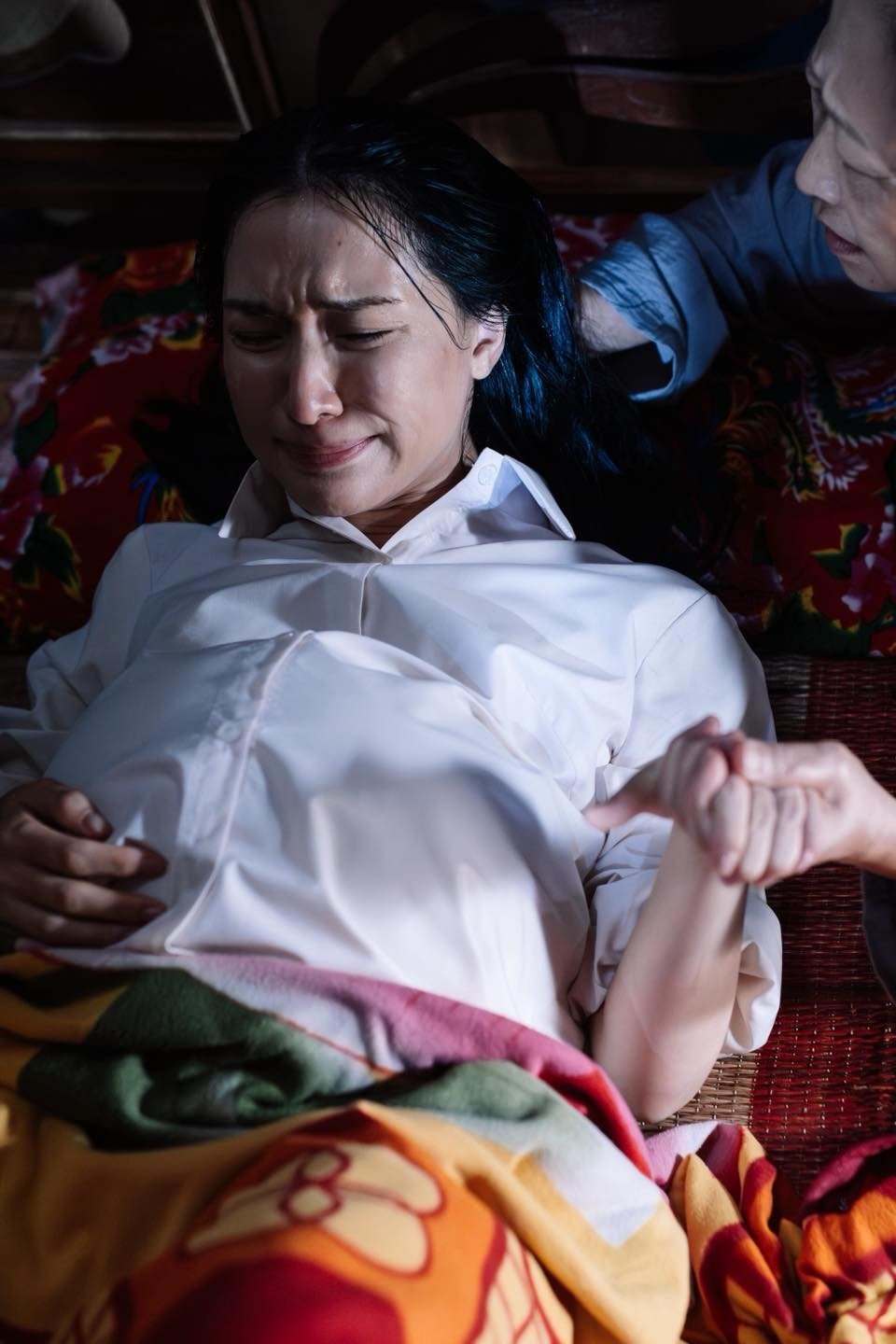 Trang phục của Hòa Minzy trong MV Nỗi Đau Giữa Hòa Bình: Nhìn đơn giản, làm cầu kỳ - 10