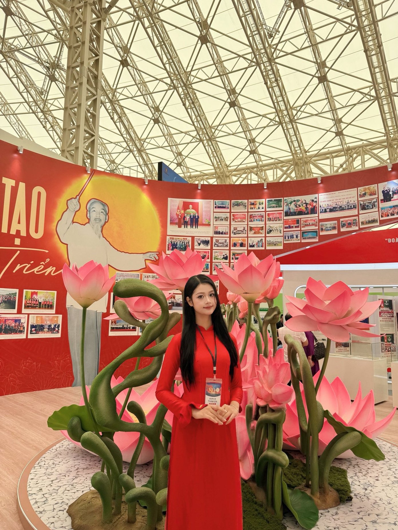 Top 5 Hoa hậu Việt Nam 2024 Hồ Ngọc Phương Linh vinh dự được dẫn đầu Khối Trí thức Việt Nam trong Đại lễ.