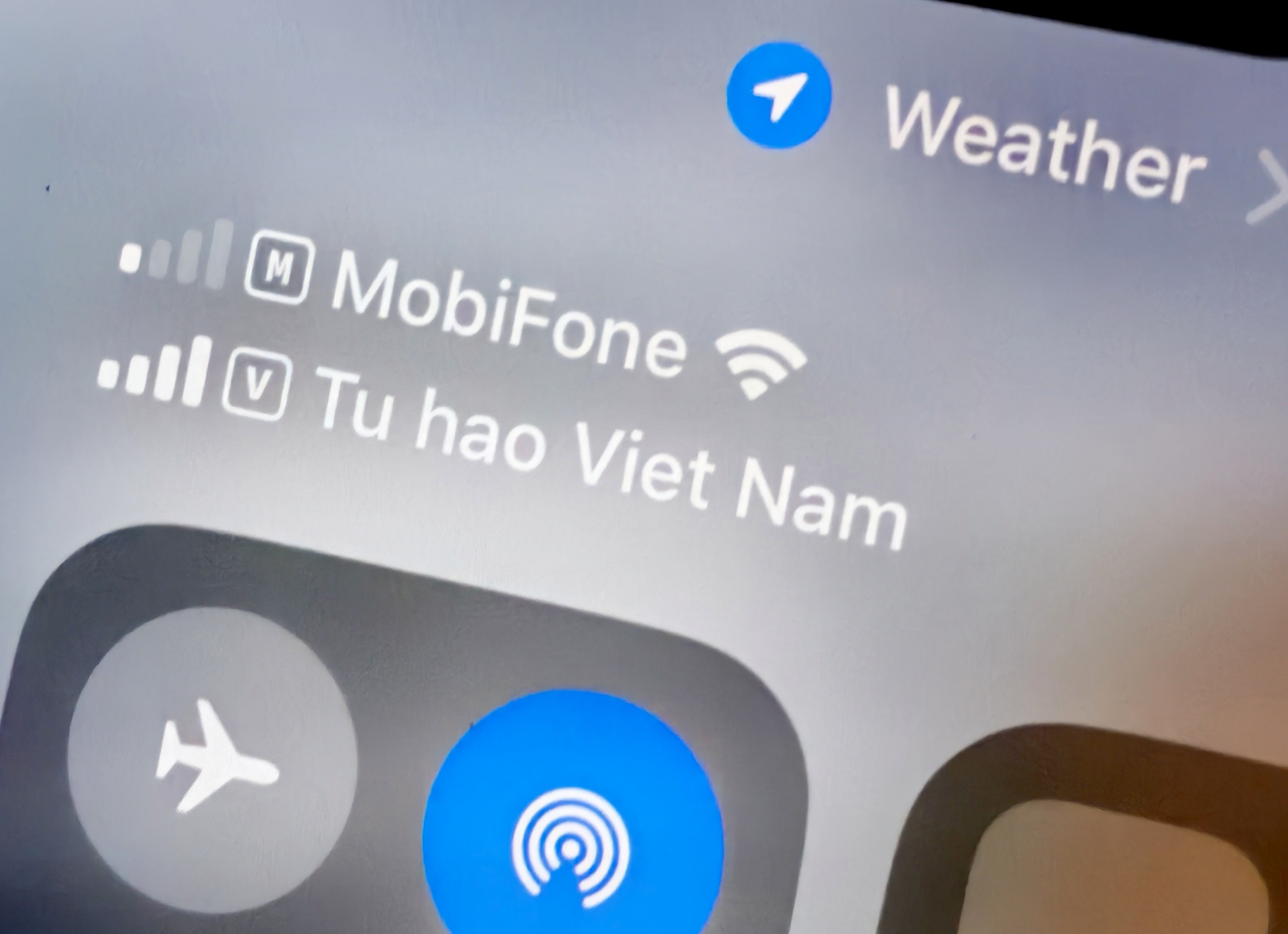 Một chiếc SIM Vinaphone đã đổi tên mạng hiển thị, trong khi Mobifone thì chưa.