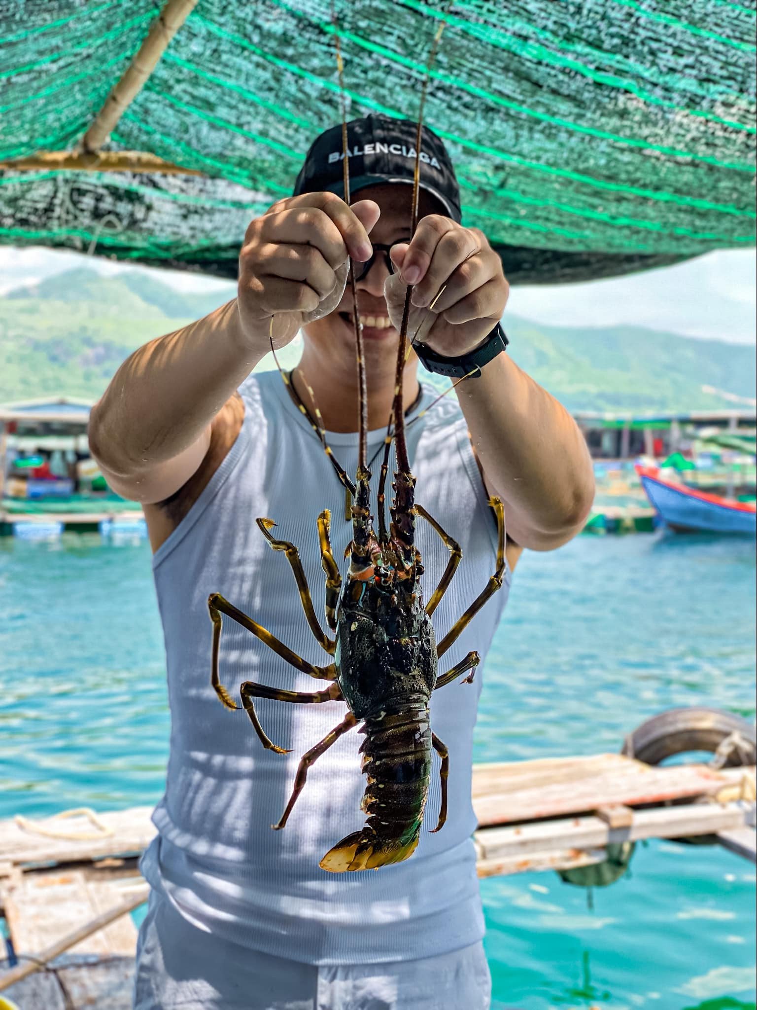 Du khách ra đảo có thể thưởng thức hải sản tươi rói trên các nhà bè, giá cả lại hợp lý. Ảnh: Tuấn Tú
