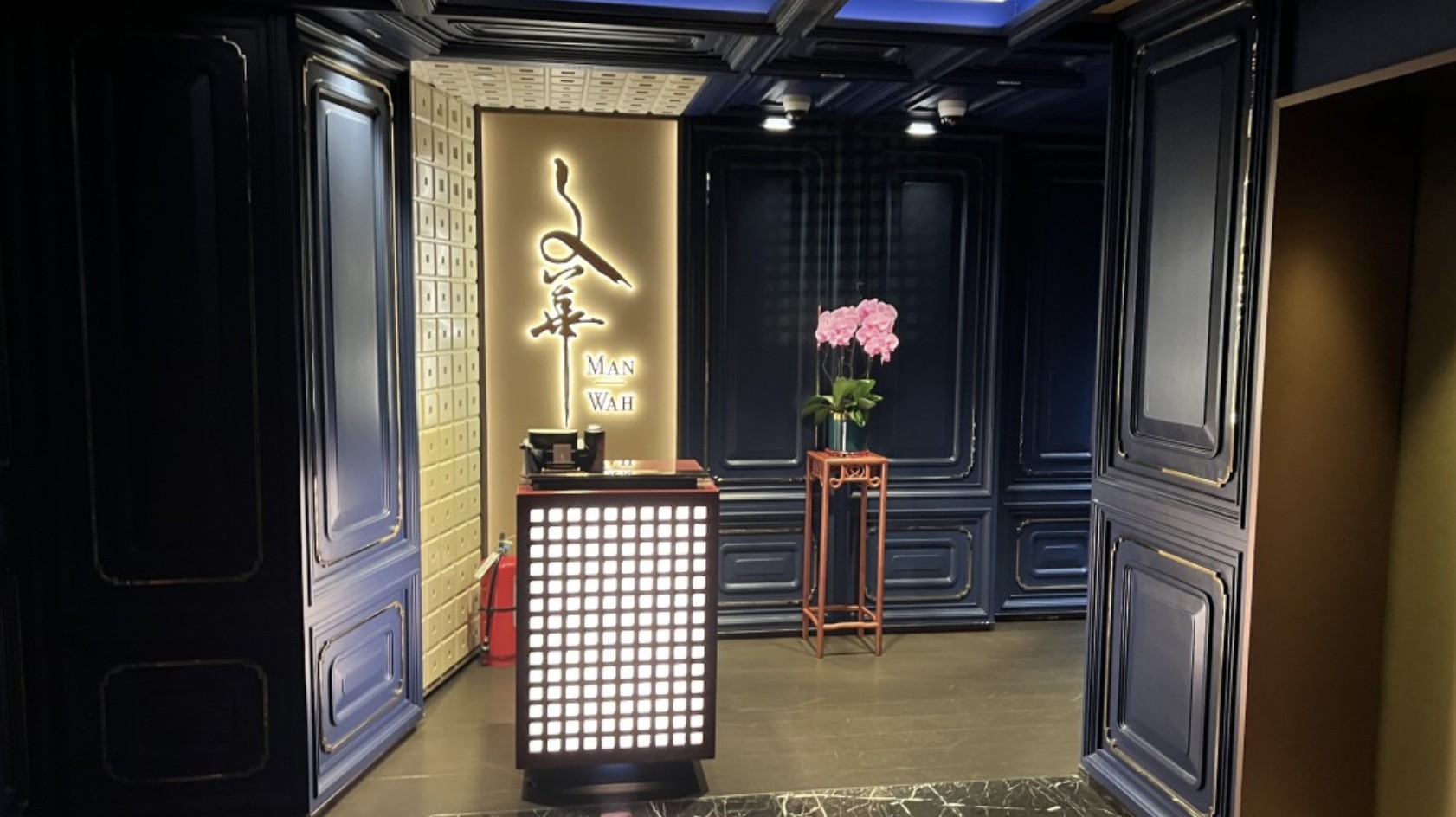 Nhà hàng sang chảnh ở khách sạn Mandarin Oriental Hong Kong. Ảnh: Wenweipo