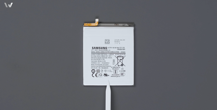 Viên pin nhỏ nhắn của Galaxy S25 Edge.