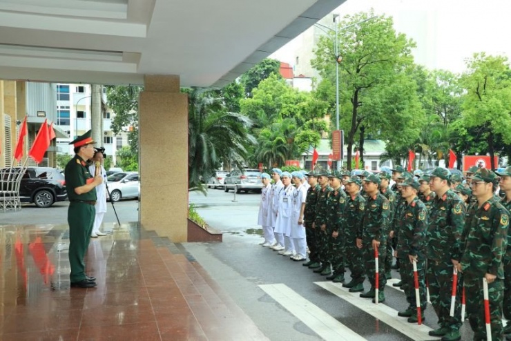 Quân đội tặng lương khô bay, lương khô ruốc gà cho người dân xem diễu binh - 6