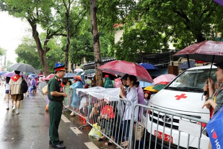 Lãnh đạo Cục Quân y động viên nhân dân tạo lối thoáng, bảo đảm cho xe quân y hoạt động thuận lợi khi có tình huống