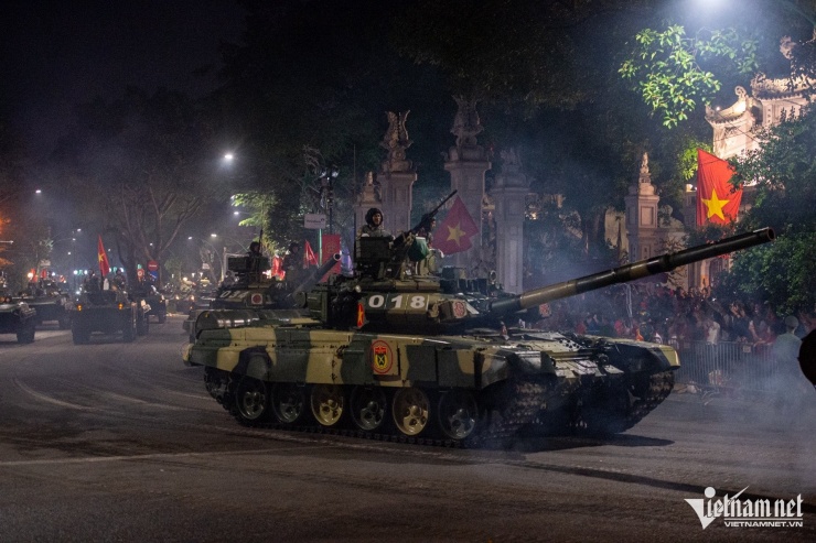 Dẫn đầu đội hình xe pháo quân sự tiến vào Ba Đình là các xe tăng T54B, T55, T62, T90S. Ảnh: Thế Bằng
