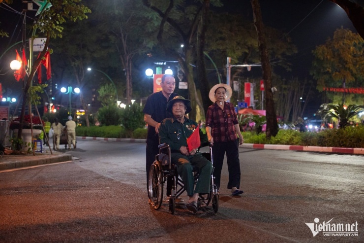 Các cựu chiến binh, người có công với cách mạng được ưu tiên di chuyển và sắp xếp chỗ ngồi thuận lợi. Ảnh: Thế Bằng