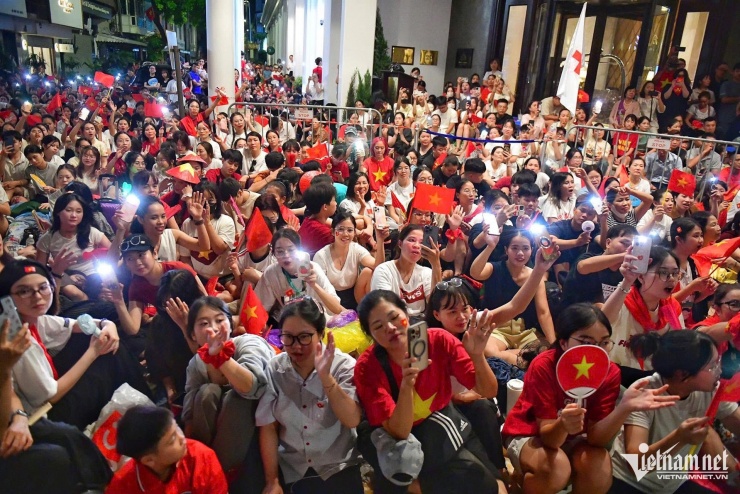 Người dân tại phố Nguyễn Khắc Cần cùng nhau ca hát, ai cũng hân hoan. Ảnh: Nguyễn Huế