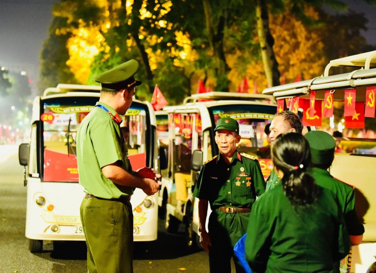 Nhộn nhịp những chuyến xe đưa đón đại biểu, người có công dự lễ A80 - 1