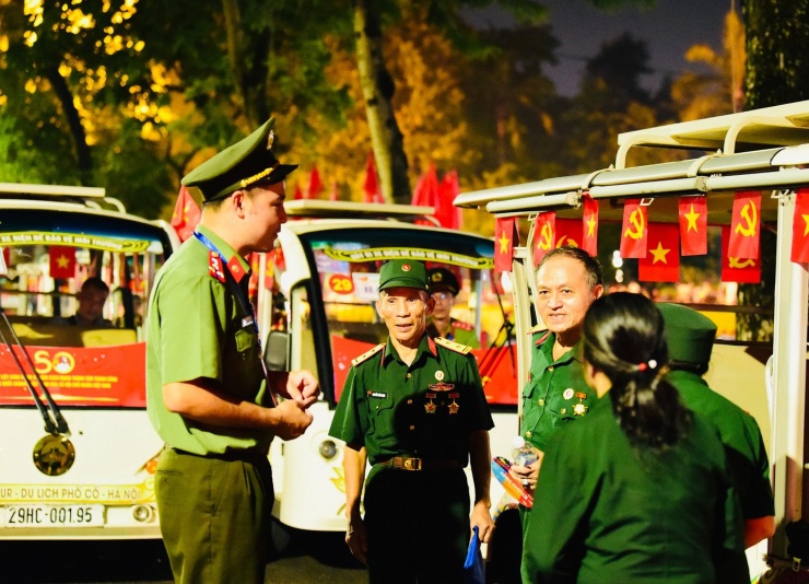 Nhộn nhịp những chuyến xe đưa đón đại biểu, người có công dự lễ A80 - 2