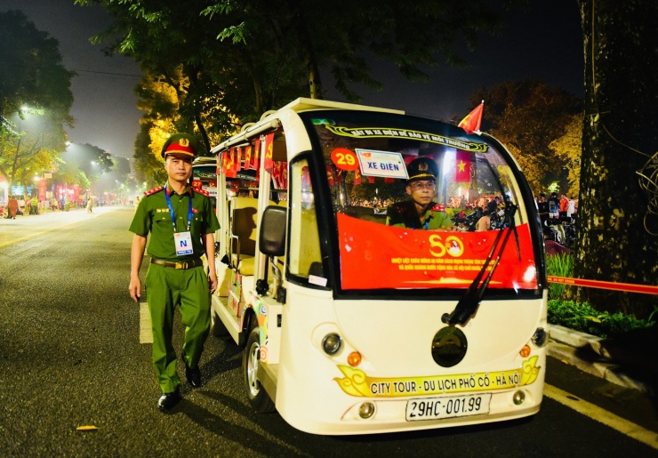 Nhộn nhịp những chuyến xe đưa đón đại biểu, người có công dự lễ A80 - 6