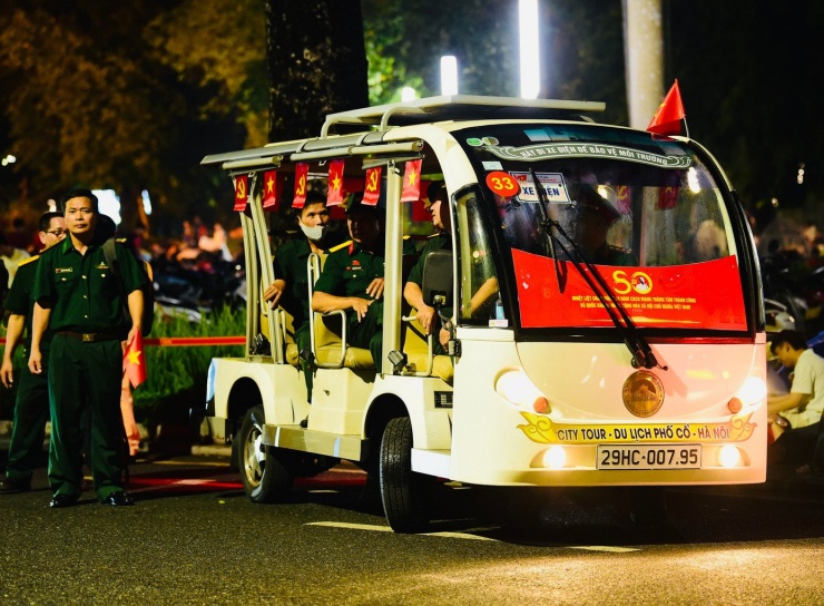 Nhộn nhịp những chuyến xe đưa đón đại biểu, người có công dự lễ A80 - 3