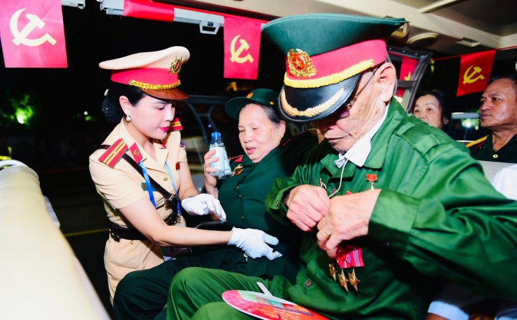 Nhộn nhịp những chuyến xe đưa đón đại biểu, người có công dự lễ A80 - 4