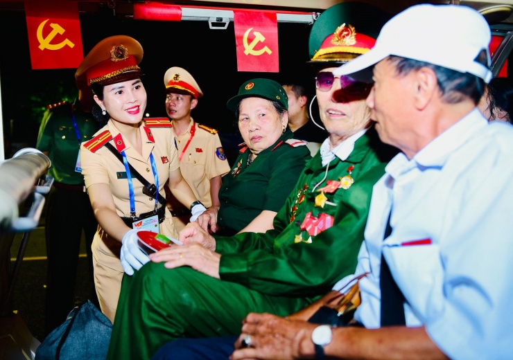 Nhộn nhịp những chuyến xe đưa đón đại biểu, người có công dự lễ A80 - 5