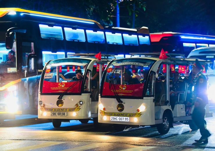 Nhộn nhịp những chuyến xe đưa đón đại biểu, người có công dự lễ A80 - 8