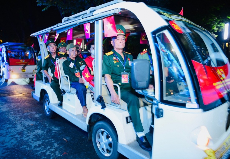 Nhộn nhịp những chuyến xe đưa đón đại biểu, người có công dự lễ A80 - 9