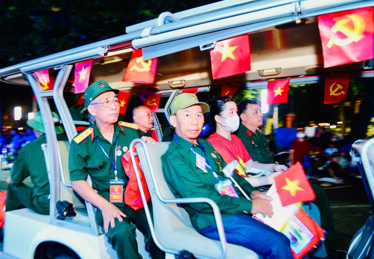 Nhộn nhịp những chuyến xe đưa đón đại biểu, người có công dự lễ A80 - 10