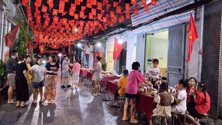 Không khí liên hoan tết Độc lập ở xóm của Huyền Thanh 