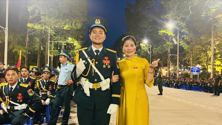 Chị Nguyễn Thị Khánh - cán bộ tài chính của Học viện Phòng không - Không quân và con trai là Thiếu úy Nguyễn Quang Huy - sĩ quan trẻ của Trường Sĩ quan Không quân trong thời gian tập luyện.