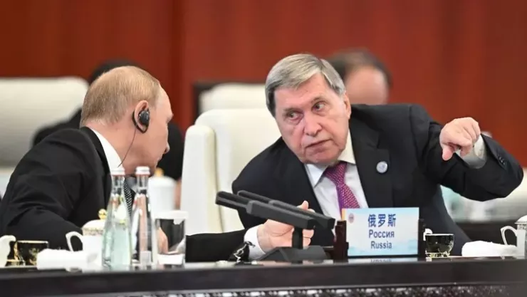 Tổng thống Nga Vladimir Putin (trái) và trợ lý Điện Kremlin Yury Ushakov tại phiên họp toàn thể của Tổ chức Hợp tác Thượng Hải (SCO) tại TP Thiên Tân (Trung Quốc) ngày 1-9. Ảnh: Sergey Bobylev/SPUTNIK