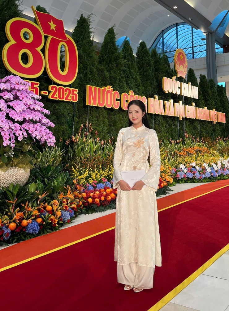 Hoa hậu Hà Trúc Linh mặc bộ áo dài tông màu nền nã khi tham dự sự kiện.