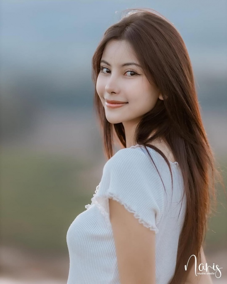 Ngoài đời, Waree Ngamkham có nhan sắc trong trẻo, nhẹ nhàng. Mặt mộc của người đẹp được đánh giá cao với những đường nét thanh tú.