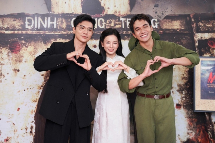 Hạ Anh và hai nam diễn viên được chú ý nhất của Mưa Đỏ: Quang (do Steven Nguyễn thủ vai) và Cường (Đỗ Nhật Hoàng thủ vai). Nhân vật Hồng của Hạ Anh cũng là cô gái được cả 2 chàng trai dành tình cảm.
