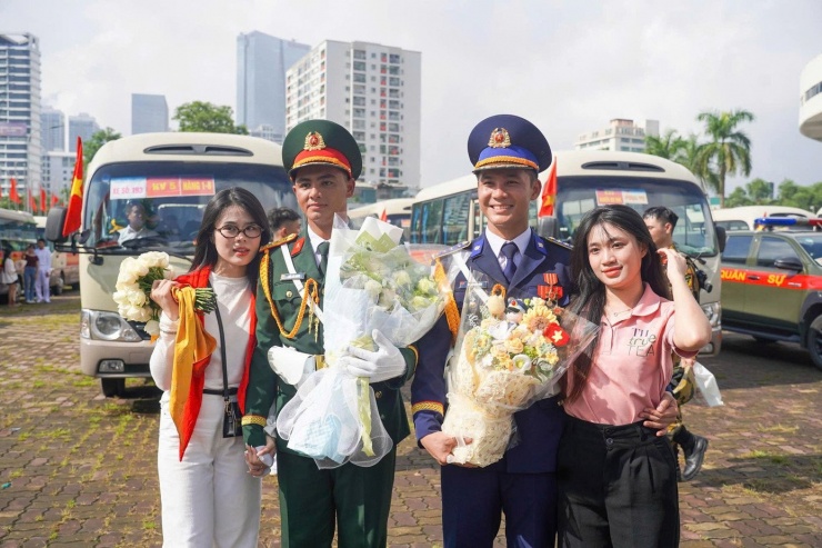 Hai cặp đôi quân nhân với màn cầu hôn hạnh phúc sau Lễ Quốc khánh 2/9.