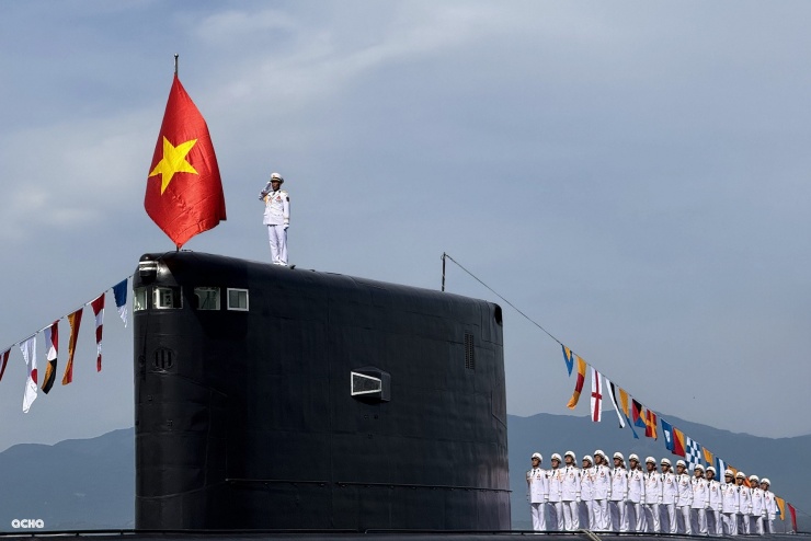 Lễ chào cờ trên tàu ngầm Kilo 636. Ảnh: Quân chủng Hải quân