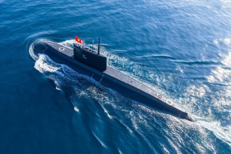 Lần đầu chiêm ngưỡng tàu ngầm Kilo 636 'hố đen đại dương' diễu binh trên biển