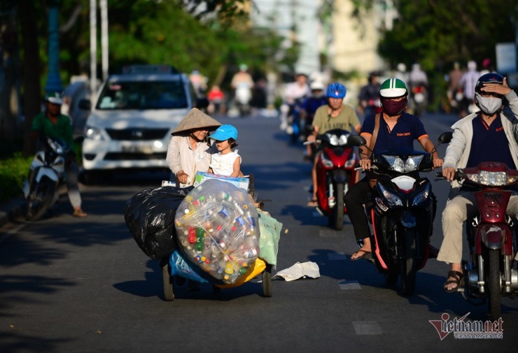Nghề đồng nát đóng vai trò quan trọng trong hoạt động tái chế rác. Ảnh: Thanh Tùng