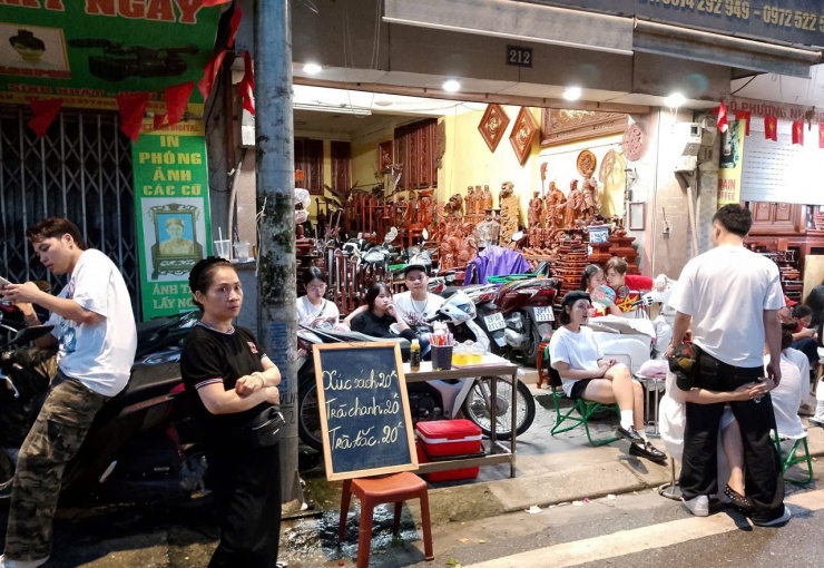 Mở cửa xuyên đêm, cửa hàng chuyên bán đồ thờ trở thành nơi bán đồ ăn uống và trông xe.