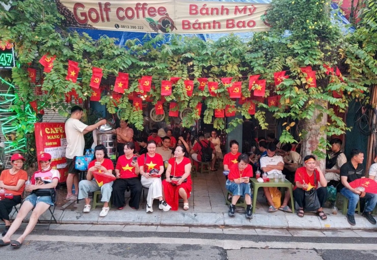 Quán cà phê không còn một chỗ trống ở Hà Nội.