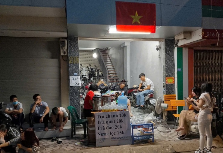 Một hộ gia đình mở dịch vụ trông xe và bán đồ uống xuyên đêm phục vụ du khách.