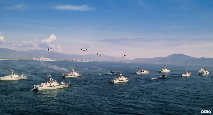 Đội hình diễu binh trên biển