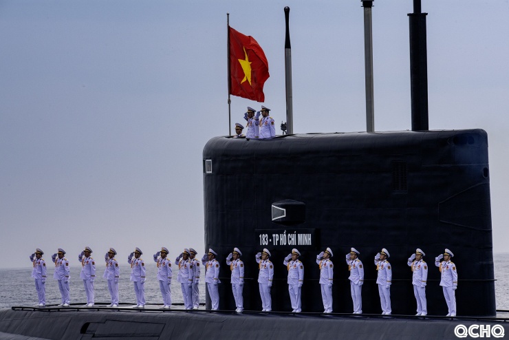 Tàu ngầm kilo 636 chào tàu chỉ huy