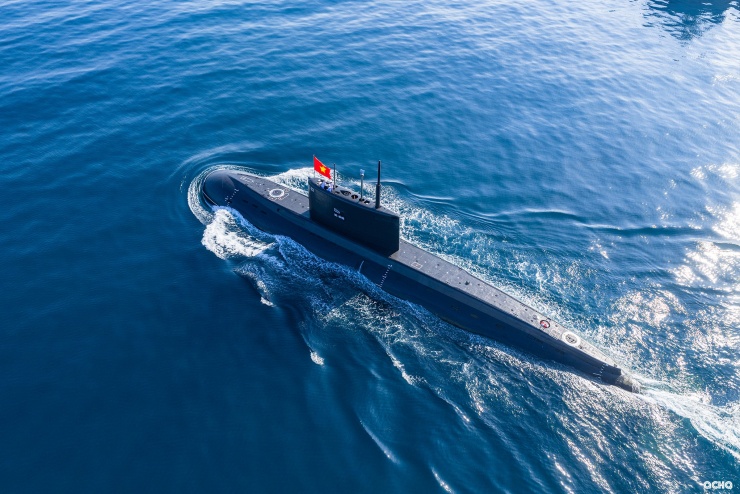 Tàu ngầm Kilo 636 tham gia diễu binh trên biển