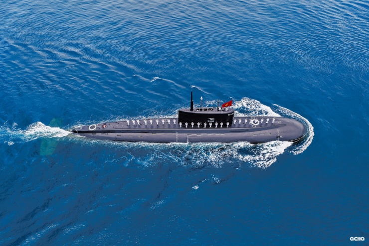 Tàu ngầm Kilo 636 tham gia diễu binh trên biển