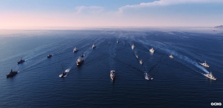 Còn ở đội hình quả trám thường được sử dụng phổ biến khi hành quân trên biển, tăng khả năng chỉ huy, hiệp đồng chiến đấu tiêu diệt các lực lượng uy hiếp trực tiếp đến các tàu trong đội hình của ta; bảo vệ các tàu quan trọng; chống tập kích bất ngờ từ trên không, trên biển; tăng an toàn hàng hải, vượt chướng ngại thủy lôi, gây khó khăn cho địch.