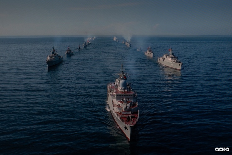 Ở đội hình chào cờ, các biên đội tàu đi thành hai hàng dọc, chính giữa, trên cùng là Tàu chỉ huy 015. Tiếp đó, tàu chỉ huy duyệt đội hình diễu binh trên biển, theo thứ tự: Duyệt biên đội máy bay thủy phi cơ DHC6, trực thăng săn ngầm Ka28 và biên đội tàu cứu hộ đa năng, tàu bổ trợ của Hải quân nhân dân Việt Nam.