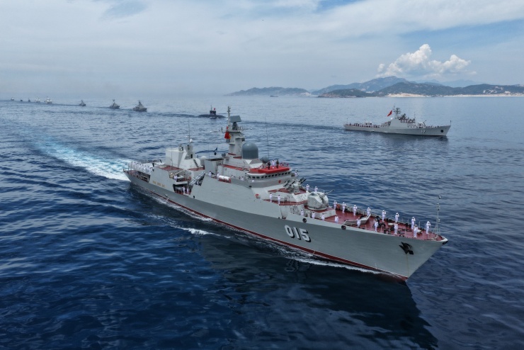 Tàu chỉ huy 015 đang duyệt đội hình diễu binh trên biển